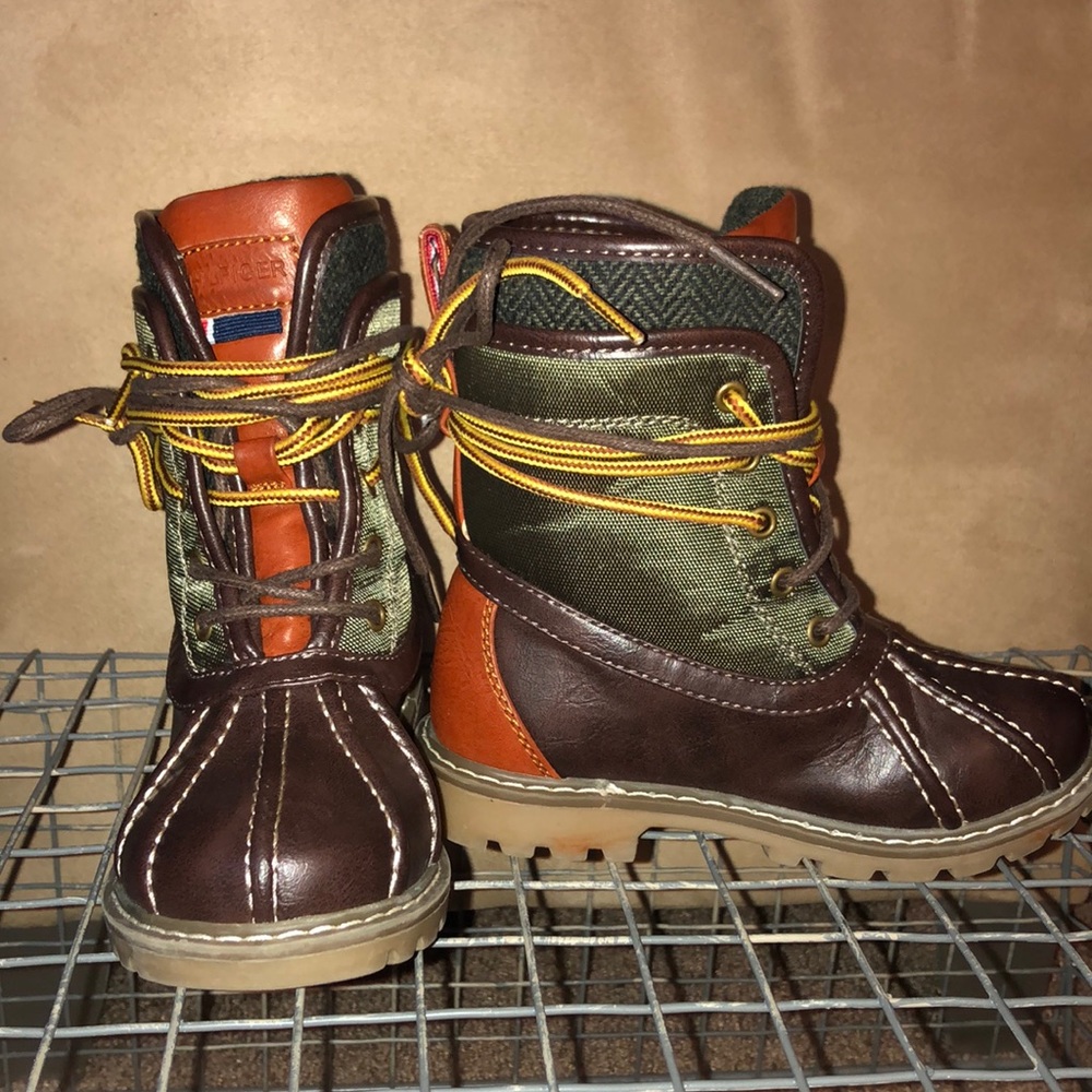 Tommy Hilfiger boots (unisex) size 9